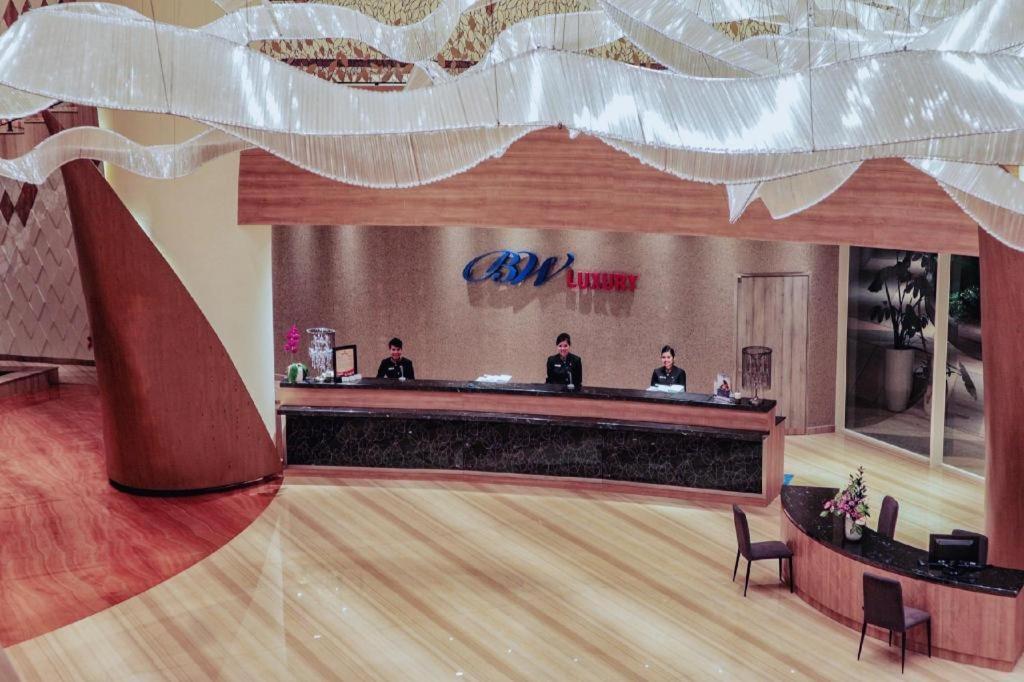 BW Luxury Hotel Jambi Exterior foto